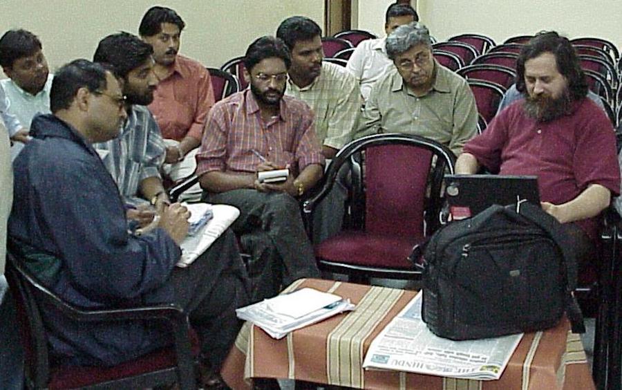 pressconf-01-nov2002.jpg